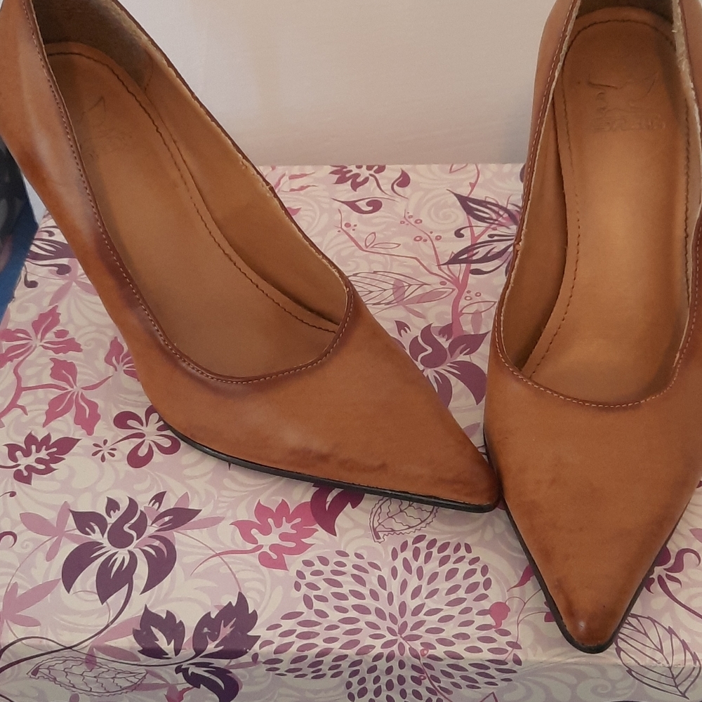 Pointed toe heels